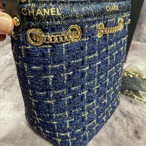 New In Box Chanel Makeup Drawstring Bucket Bag Blue Tweed Gold hardware GWP - Picture 3 of 12